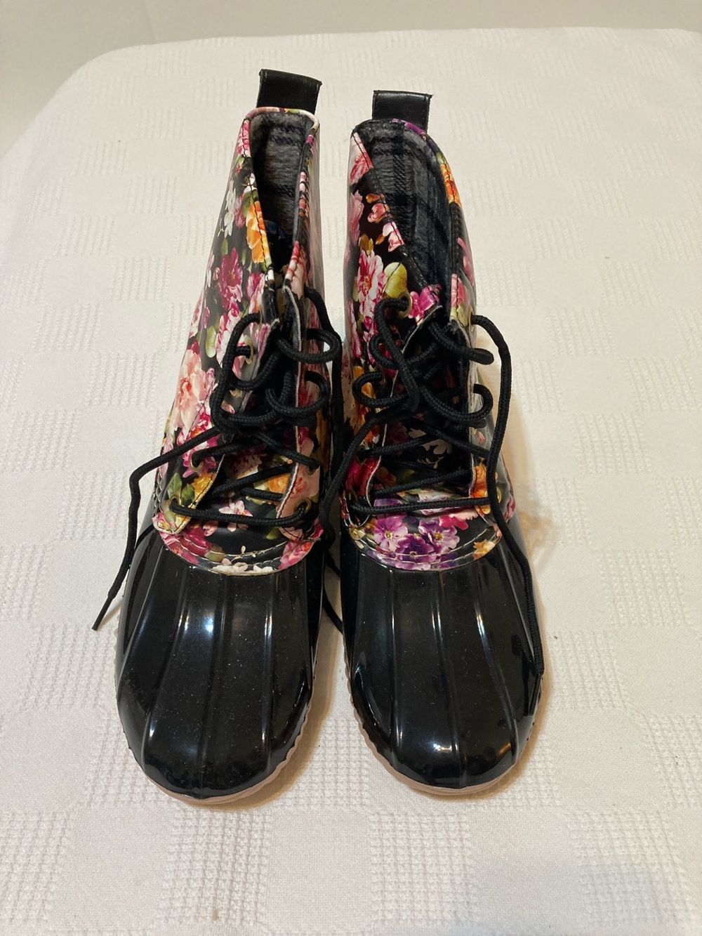 Avanti Black Floral Lace-Up Duck Boots - Women Size 7